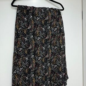 [SOLD] - Elegant Black Patterned Skirt
